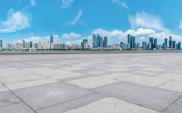 Suelos Mármol Vacíos Vistas Ciudad Bajo Cielo Azul —  Fotos de Stock