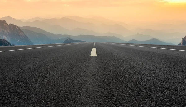 Air Tar Karayolu Meydanı ve Doğal Landscap