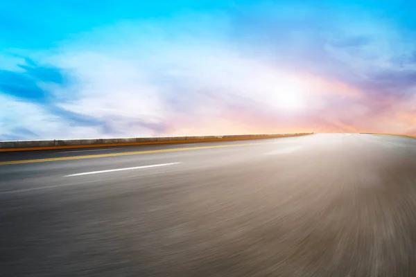 エアハイウェイアスファルト道路と美しい空の風景 — ストック写真