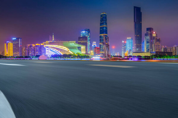 Дорожный тротуар и городские здания Гуанчжоу