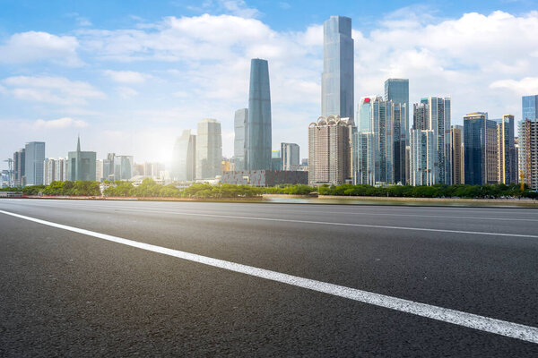 Дорожный тротуар и городские здания Гуанчжоу