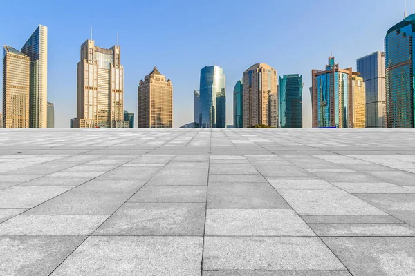 城市摩天大楼和正方形的石板地面 — 图库照片