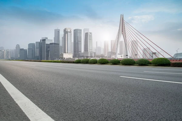 重慶市都市建設の道路表面とスカイライン — ストック写真