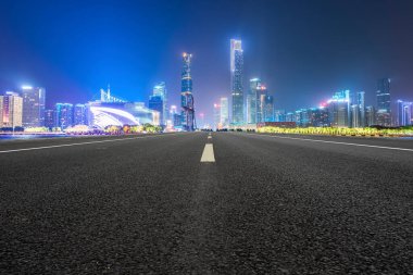 Yol kaldırımı ve Guangzhou şehir binaları ufuk çizgisi