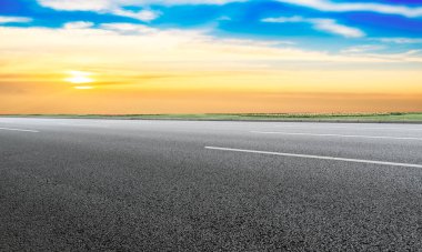 Boş otoyol asfalt yolu ve güzel gökyüzü manzarası