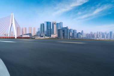 Chongqing kentinin yol yüzeyi ve ufuk çizgisi