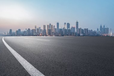 Chongqing kentinin yol yüzeyi ve ufuk çizgisi
