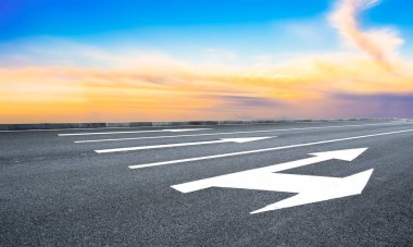 Boş otoyol asfalt yolu ve güzel gökyüzü manzarası