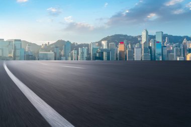 Hong Kon 'da modern şehir mimarisinin yol ve ufuk çizgisi