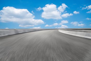 Asfalt yol ve gökyüzü