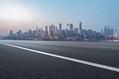 Chongqing kentinin yol yüzeyi ve ufuk çizgisi