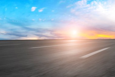 Asfalt yol ve gökyüzü