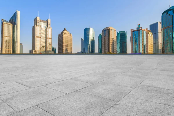 高層ビルや広場の地面 — ストック写真