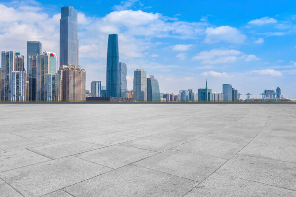 Городские небоскребы с пустой квадратной плиткой