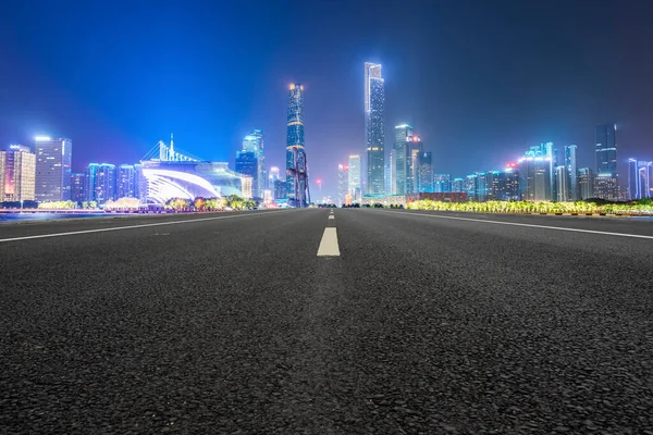 道路舗装と広州市の建物スカイライン — ストック写真