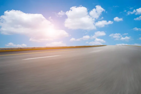 アスファルト道路と空 — ストック写真