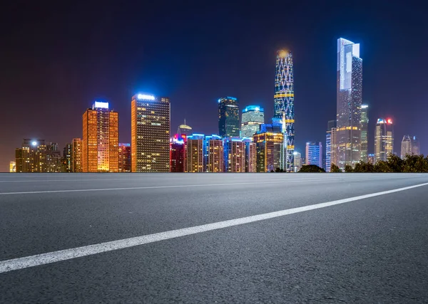 空のアスファルト道路は近代的な商業ビルに沿って構築されています — ストック写真