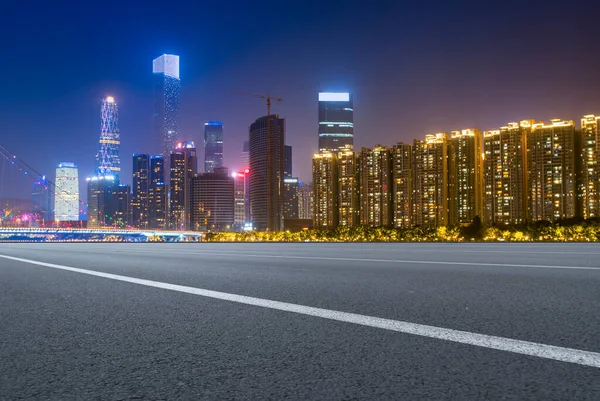 Perspectivas Autopista Pavimento Asfalto Comentarista Edificios Urbanos —  Fotos de Stock