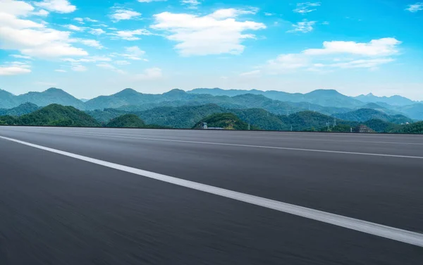 Autostrada Asfalt Bruk Naturalne Landscap — Zdjęcie stockowe