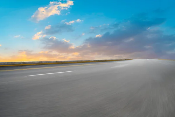 Lege Asfaltweg Natuurlijk Landschap Ondergaande Zon — Stockfoto