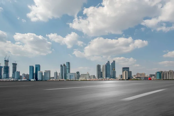 Strada Asfaltata Vuota Lungo Moderni Edifici Commerciali Cina — Foto Stock