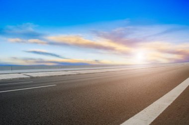 Boş otoyol asfalt yolu ve güzel gökyüzü manzarası