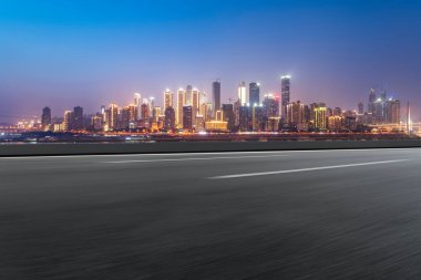 Chongqing kentinin yol yüzeyi ve ufuk çizgisi