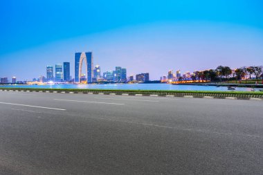 Hava yolu asfalt yolu ve modern kentsel ticaret binası