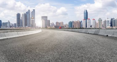 Hava yolu asfalt yolu ve ticari yapının ofis binası