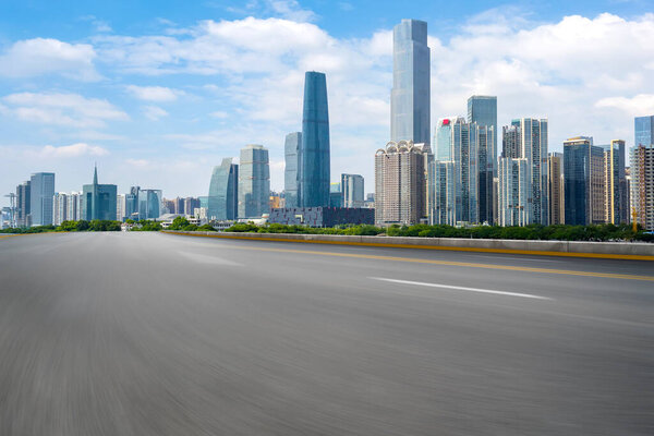 Дорожный тротуар и городские здания Гуанчжоу