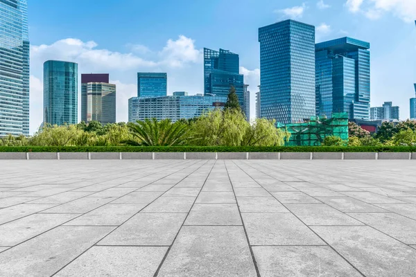 Baldosas Piso Cuadrado Vacío Horizonte Edificios Urbanos Modernos —  Fotos de Stock