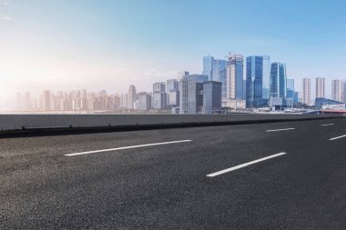Chongqing kentinin yol yüzeyi ve ufuk çizgisi