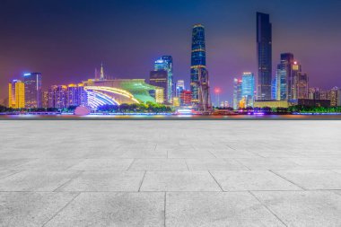 Boş kare döşemeleri olan kentsel gökdelenler