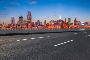 Çin 'deki modern ticari binalar boyunca boş asfalt yol 