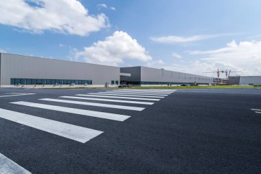 Hong Kon 'da modern şehir mimarisinin yol ve ufuk çizgisi
