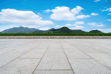 Boş Plaza Tuğlaları ve Güzel Doğal Manzara