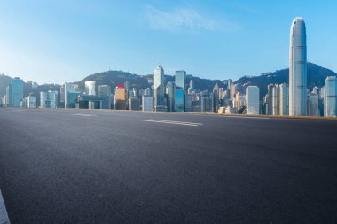 Hong Kon 'da modern şehir mimarisinin yol ve ufuk çizgisi