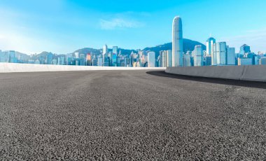 Hong Kon 'da modern şehir mimarisinin yol ve ufuk çizgisi