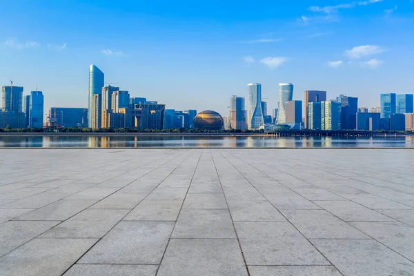 空の大理石の床と杭州の都市のビルのスカイライン — ストック写真