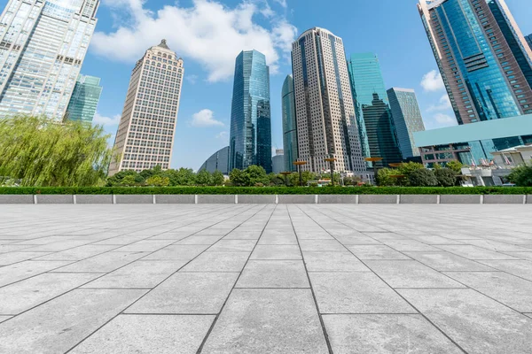 Baldosas Piso Cuadrado Vacío Horizonte Edificios Urbanos Modernos —  Fotos de Stock