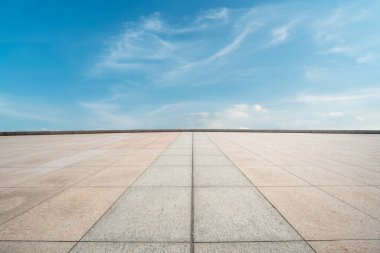 Boş Plaza Tuğlaları ve Güzel Doğal Manzara