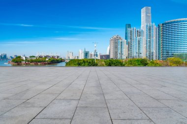 Mavi gökyüzü, boş mermer zemin ve Şangay şehir kemerinin ufuk çizgisi.