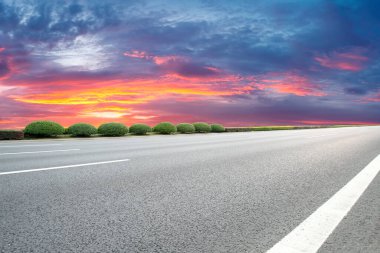 Boş otoyol asfaltı kaldırımı ve gökyüzü bulutu manzarası