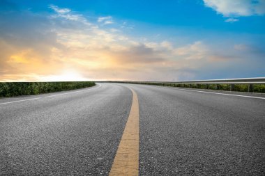 Hava yolu asfalt yol ve güzel gökyüzü manzarası