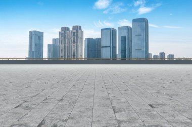 Boş Plaza fayansları ve modern şehir binasının ufuk çizgisi