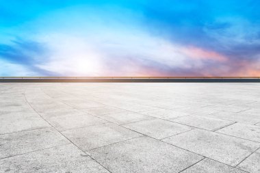 Boş Plaza Tuğlaları ve Güzel Doğal Manzara