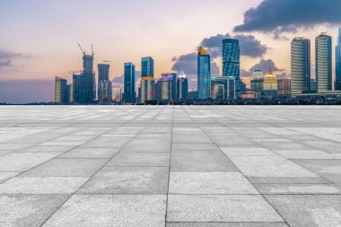 Qingdao şehir gökdelenleri boş kare döşemeleri ile