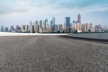 Yol Zemini ve Kentsel Skyline Mimarisi