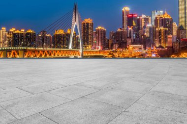 Boş kare döşemeleri olan kentsel gökdelenler