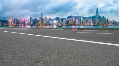 Şehrin panoramik manzarası, boş yolu